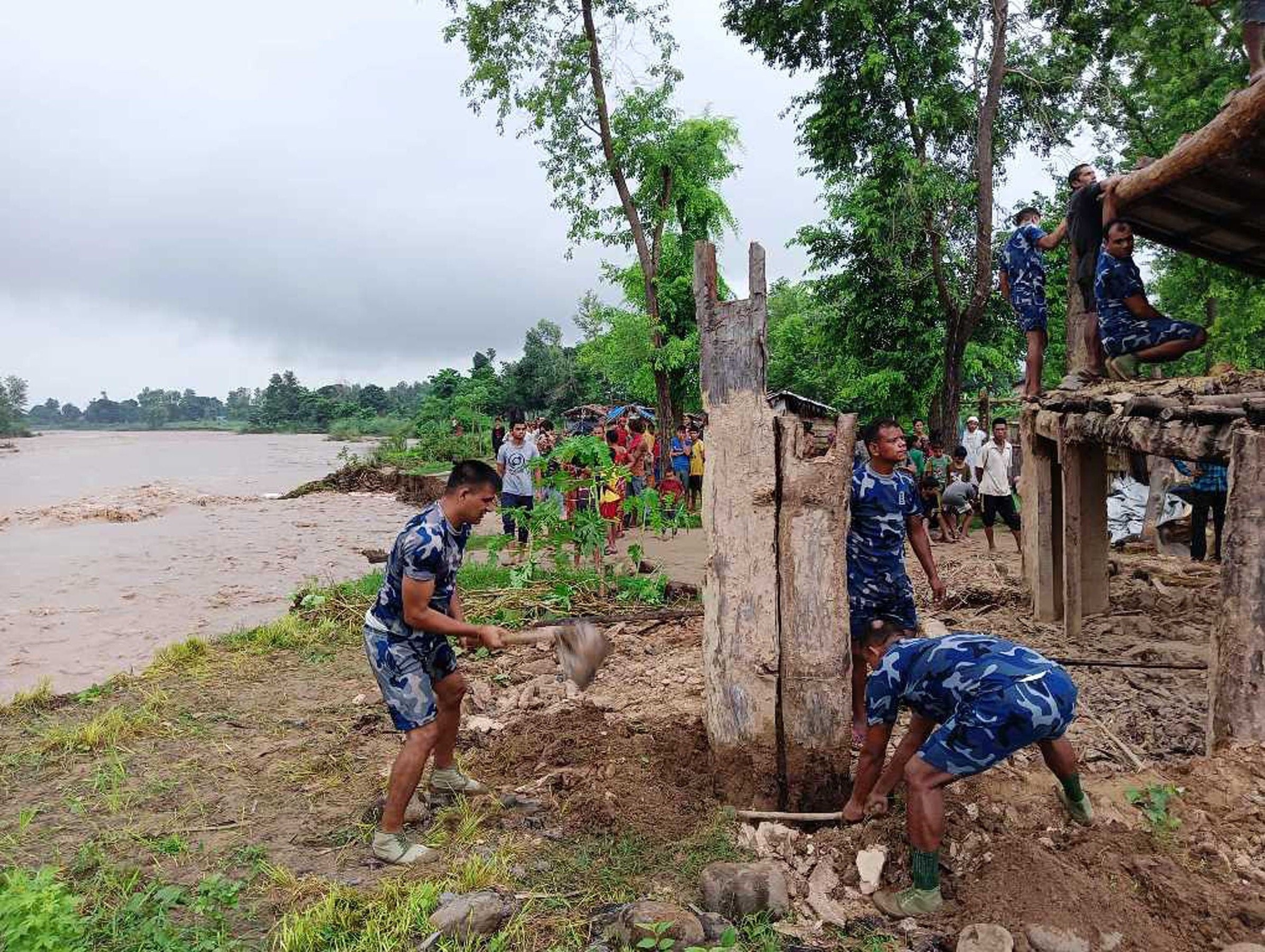 कञ्चनपुरमा चौधर नदीको बाढी बस्तीमा पस्याे, सयाैँ घर जाेखिममा